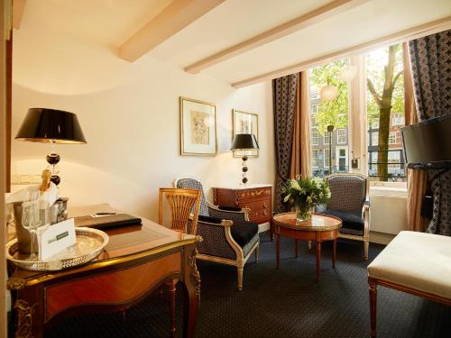 Superior Split-level Room with Canal View image 5