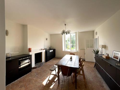 Kitchen, Le Presbytere, maison de campagne familiale in Chennebrun