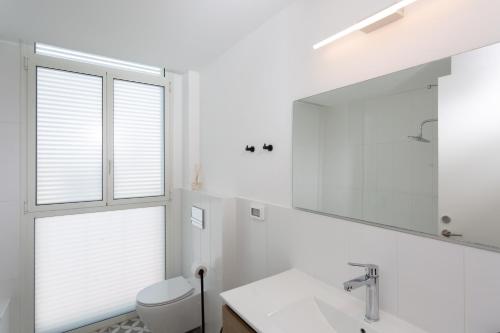 Deluxe One-Bedroom Apartment with City View image 10