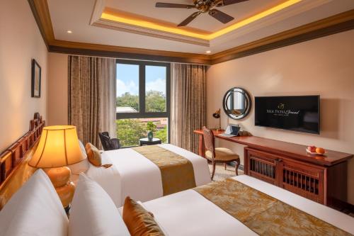 Deluxe Double or Twin Room - Free Traditional Costume image 4