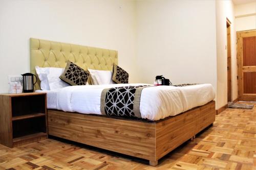 Valley Of Sublime!!! NIRVANA HILLS!!! A family Hotel with Roof Top Lounge and Restaurants