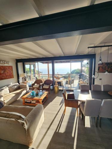Hermosa casa con vista 180 al mar en Maitencillo in Rungue