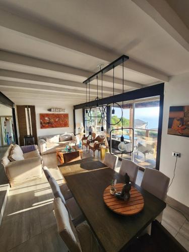 Hermosa casa con vista 180 al mar en Maitencillo in Rungue