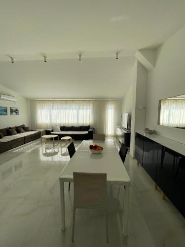 設施, Golden Gate 21 in 魯馬