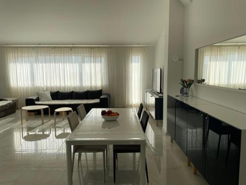 設施, Golden Gate 21 in 魯馬