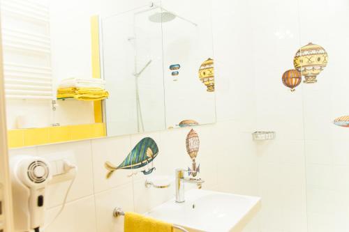 Yellow room in 巴巴里奇納