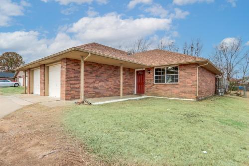 Home w/ Fenced Yard Near Dtwn Rogers!, Rogers (fotografie 4)