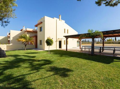 puutarha, Stunning Villa with Heated Pool, Garden, BBQ in Vila Sol