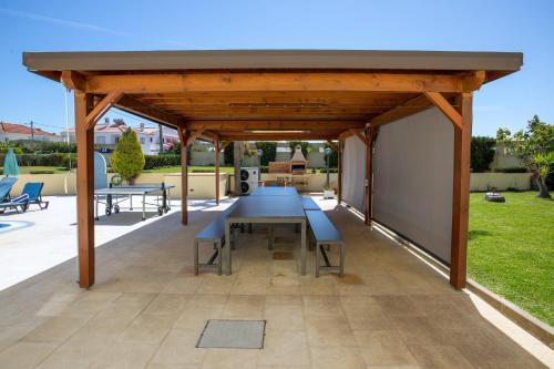 Palvelut, Stunning Villa with Heated Pool, Garden, BBQ in Vila Sol