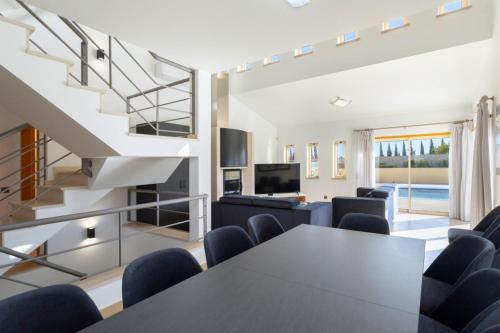 Palvelut, Stunning Villa with Heated Pool, Garden, BBQ in Vila Sol