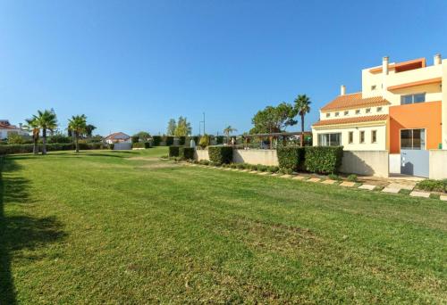 puutarha, Stunning Villa with Heated Pool, Garden, BBQ in Vila Sol
