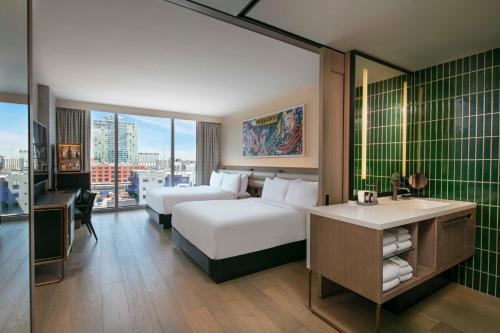 2 queen beds