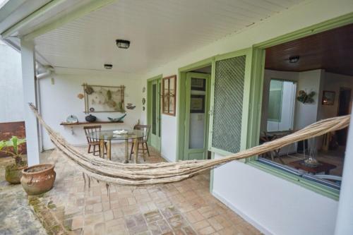 Chalé da Vela Charm and Comfort in Ubatuba (Chale da Vela Charm and Comfort in Ubatuba) in ปรายา โด ลาซาโร