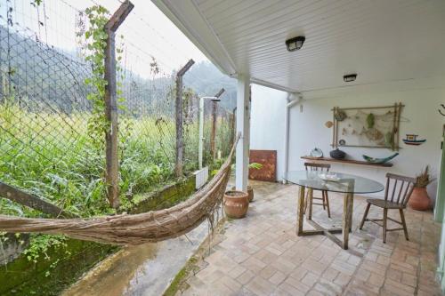 Chalé da Vela Charm and Comfort in Ubatuba (Chale da Vela Charm and Comfort in Ubatuba) in ปรายา โด ลาซาโร