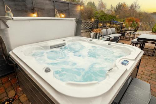 Pezsgőfürdő, Stunning Country House - Cinema, Games Room & Hot Tub in Chapel of Garioch