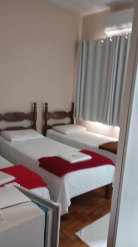 3 twin beds