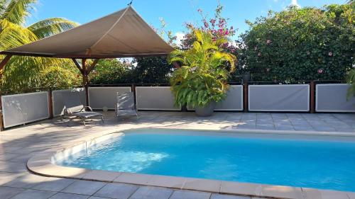 Studio avec piscine à Trois-Rivières – khách sạn tại Trois-Rivieres