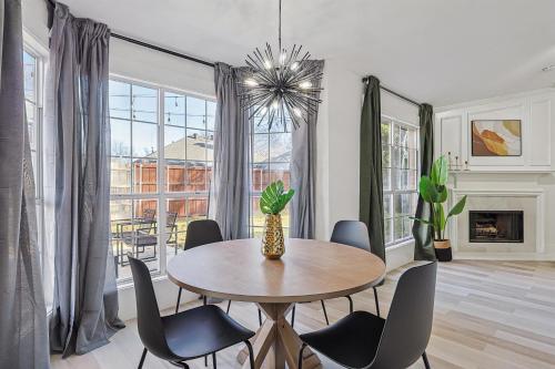 4-BD 2-BA Luxe Modern Gem with Foosball & Firepit, Grand Prairie