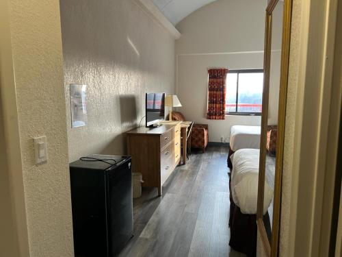 Hilltop Inn & Suites - image 5