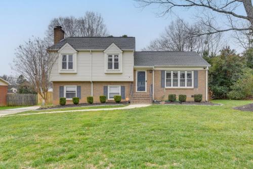 8 Mi to Uptown Home with Hot Tub in Charlotte!