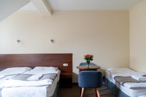 3 twin beds