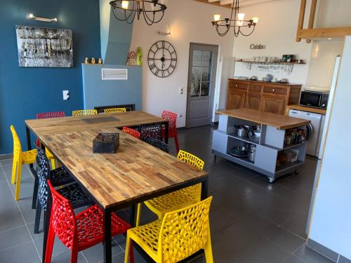 ห้องครัว, Les Prairies du Val d'Amboise Grand Gite 15 pers PMR avec piscine in เนอเซ