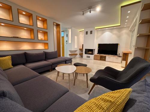 Luxurious 4BDR Retreat with cozy Fireplace