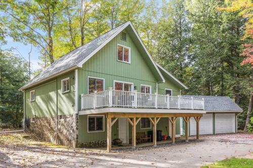 Cozy Mountain Retreat Fireplace Deck Near Lakes