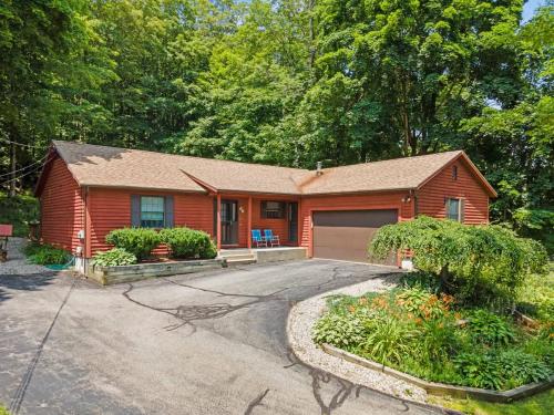 Tranquil 3BR Retreat Game Room Deck Beach Pass