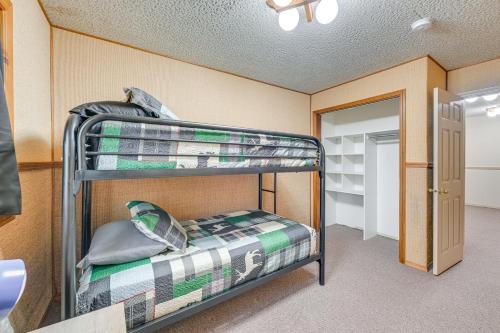 Less Than 1 Mi to Kenai River Spacious Cabin with Deck!