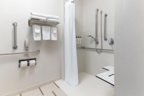 Fairfield Inn and Suites by Marriott Cincinnati Eastgate - image 9