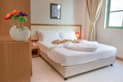 Deluxe King Room image 5