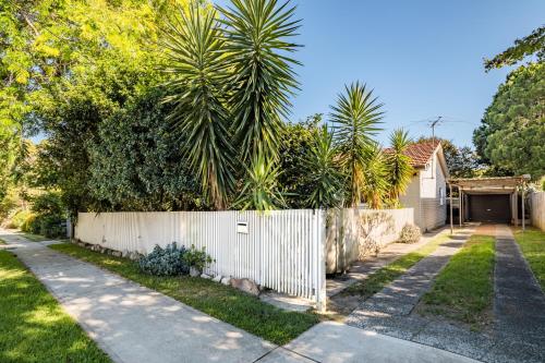 StayAU 4BRM Charming Modern Home in Mt Colah