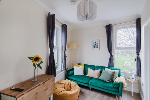 Modern Cosy Corner Flat 3 bed and loft sleep 7 people, Londres