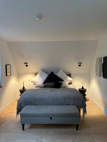 2 queen beds, 1 double bed