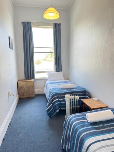 2 twin beds