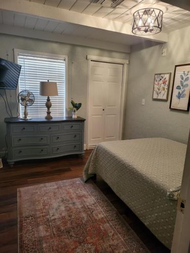 Smart Solution - Individual Private Bed-Pods in Gorgeous Shared Space - Women Only Dorm In Room 5 - CoEd House - Full-sized mattresses in Individual Pods - with built-in private storage - Gorgeous Shared Room - Affordable Luxury - Sparrow House, Phoenix (fotografie 4)