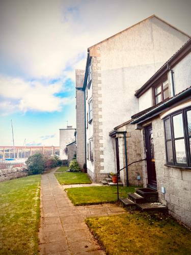 3 Bedroom harbourside apartment, Queensferry, 10 miles from Edinburgh in Queensferry