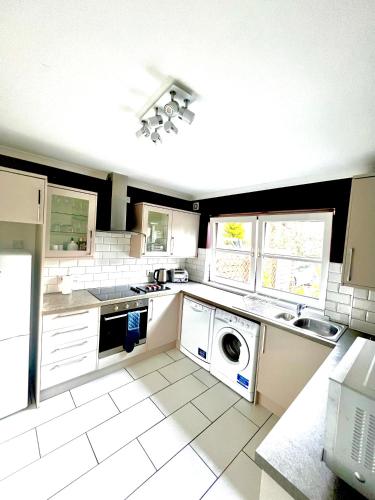 3 Bedroom harbourside apartment, Queensferry, 10 miles from Edinburgh in Queensferry