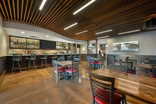 Best Western Plus Lakeview Hotel - image 6