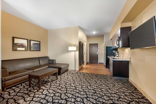 Best Western Plus Lakeview Hotel - image 2