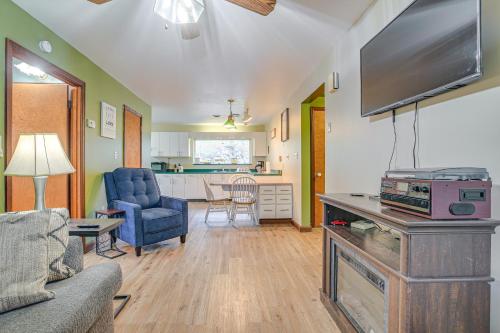 Quaint Zanesville Home with Game Room and Yard! in 查內思維爾 (OH)