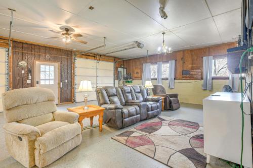 Quaint Zanesville Home with Game Room and Yard! in 查內思維爾 (OH)