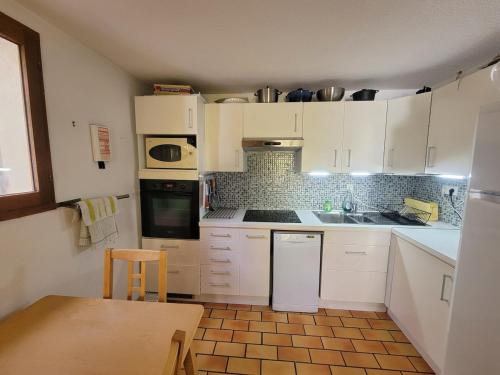 2 bedroom end of terrace house in Les Escouradieres