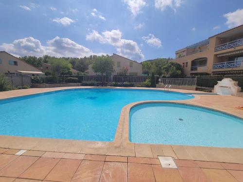 2 bedroom end of terrace house in Les Escouradieres