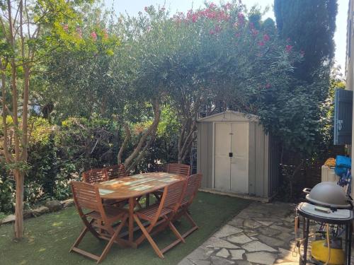 2 bedroom end of terrace house in Les Escouradieres