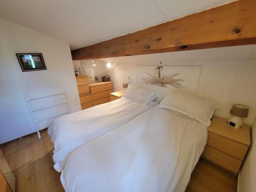 2 bedroom end of terrace house in Les Escouradieres