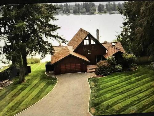 Beautiful Private Lake Lodge with Private Dock and Mountain Views