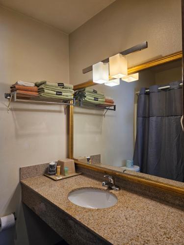 Cle Elum Travelers Inn - 화장실