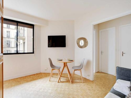 Haven of peace with balcony near Etoile Porte Maillot - image 3